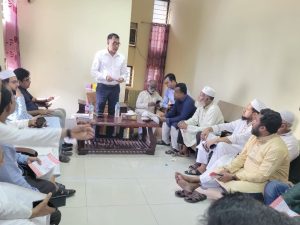 কুলাউড়ায় আন্দোলনকারীদের সাথে ৮দফা দাবি নিয়ে কথা বলছেন রেলওয়ের বিভাগীয় ব্যবস্থাপক মোহাম্মদ মহিউদ্দিন আরিফ