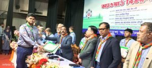 সিলেটের বিভাগীয় কমিশনার খান মো. রেজা-উন-নবী’র নিকট হতে অ্যাওয়ার্ড গ্রহণ করছেন মোহাম্মদ আব্দুল মুগনি