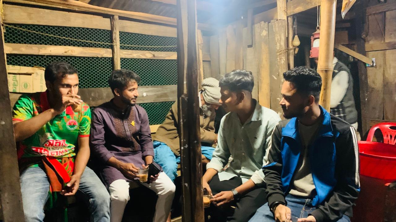 চায়ের দোকানে তরুণদের আড্ডা, আলোচনার কেন্দ্রে নির্বাচনের হিসাব, ছবি : ষাটমাকন্ঠ