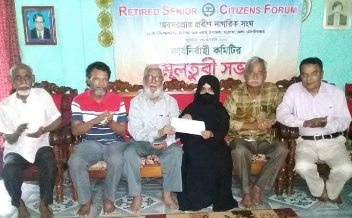 অবসরপ্রাপ্ত প্রবীণ নাগরিক সংঘের সাধারণ সম্পাদক মোহাম্মদ আব্দুস সাত্তার (বামে) সংগঠনের কার্যক্রম ও ভবিষ্যৎ পরিকল্পনা নিয়ে আলাপ করছেন প্রতিবেদক আফজাল হোসেন রুমেলের সঙ্গে। ছবি: এমরান আহমদ
